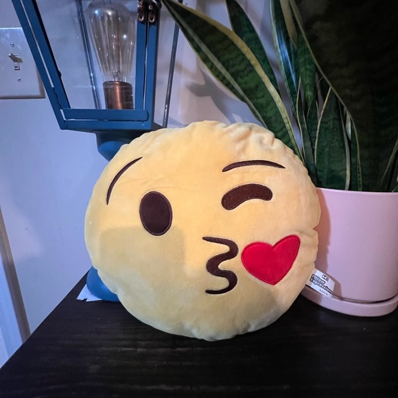 Blowing kiss emoji Stuffed plush - Picture 7 of 9